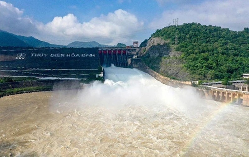Mở cửa xả thủy điện Hòa Bình ứng phó với mưa lớn - Ảnh 1.