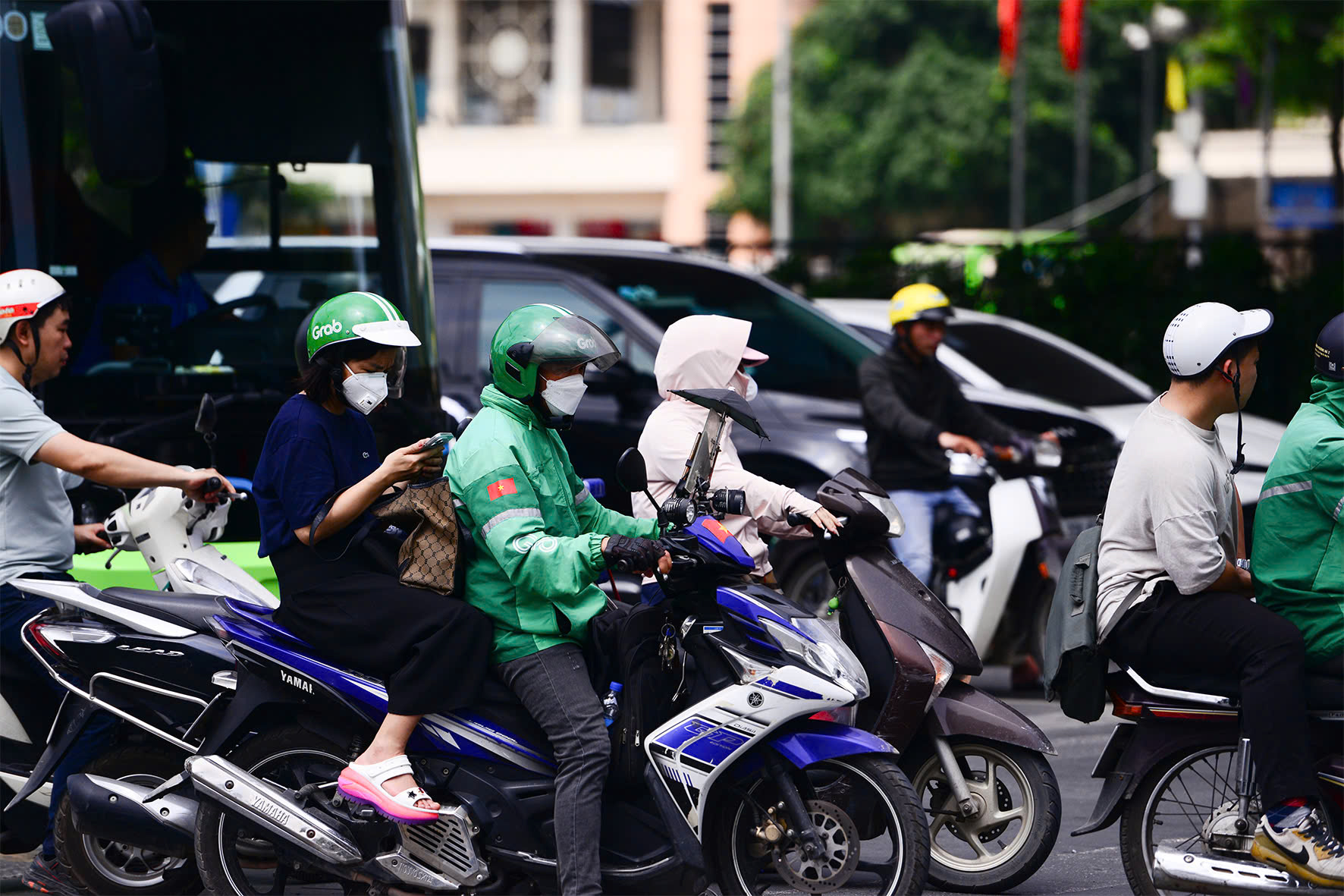 Cảnh báo sốc nhiệt khi làm việc ngoài trời - Ảnh 1.