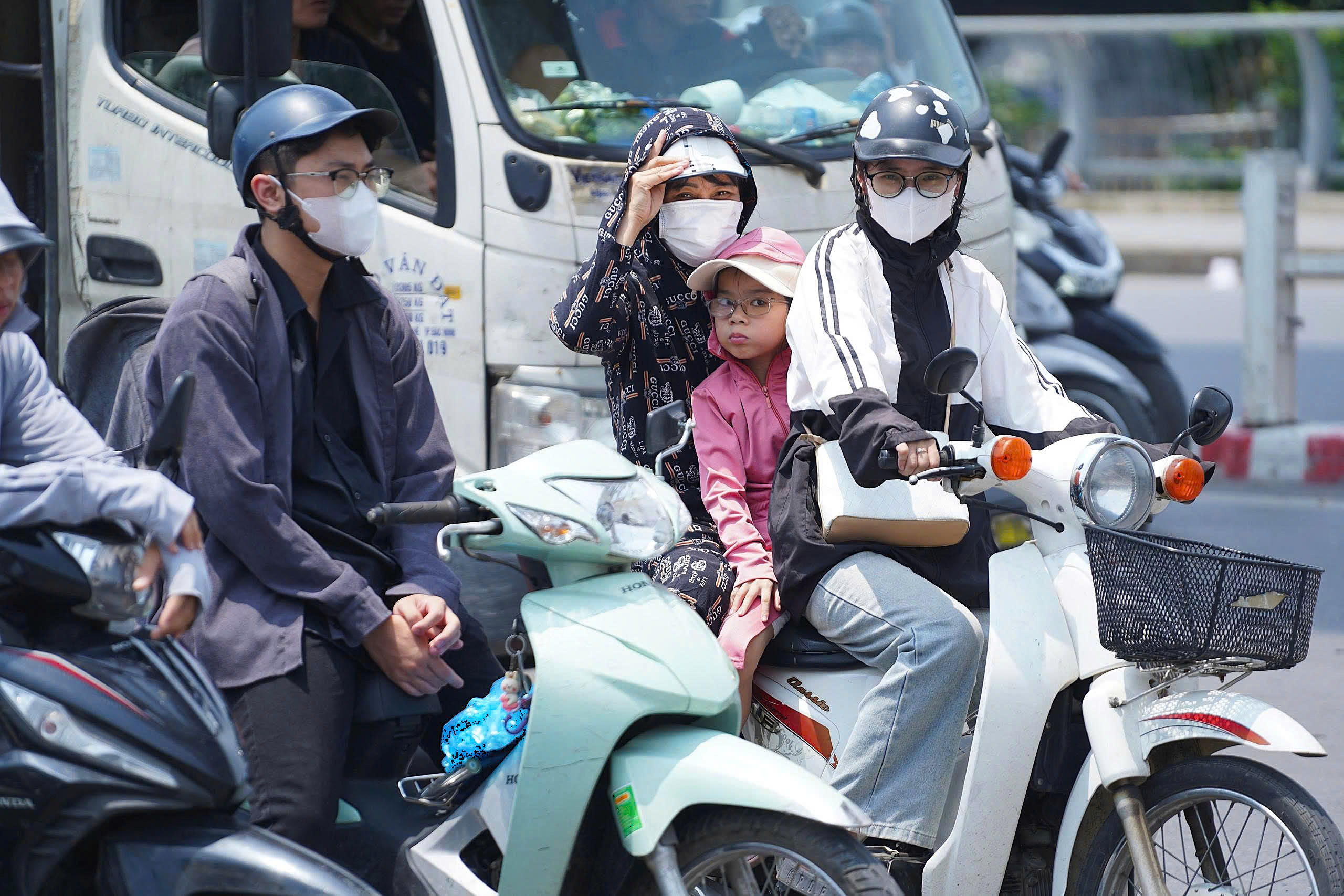 Miền Bắc Đột Ngột Nắng Nóng: Cảnh Báo Nhiệt Độ Ghi Nhận Trên 35 Độ