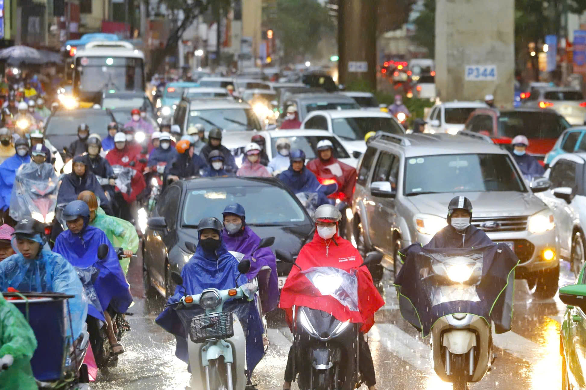 Cảnh báo mưa dông khu vực nội thành Hà Nội - Ảnh 1.