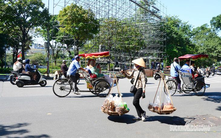 Cảnh báo sốc nhiệt khi làm việc ngoài trời - Ảnh 2.