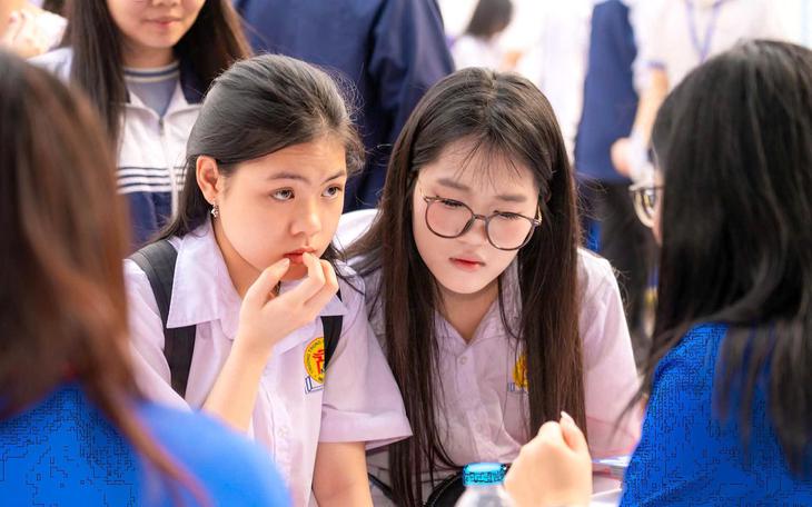 Sĩ tử và phụ huynh chờ điểm chuẩn