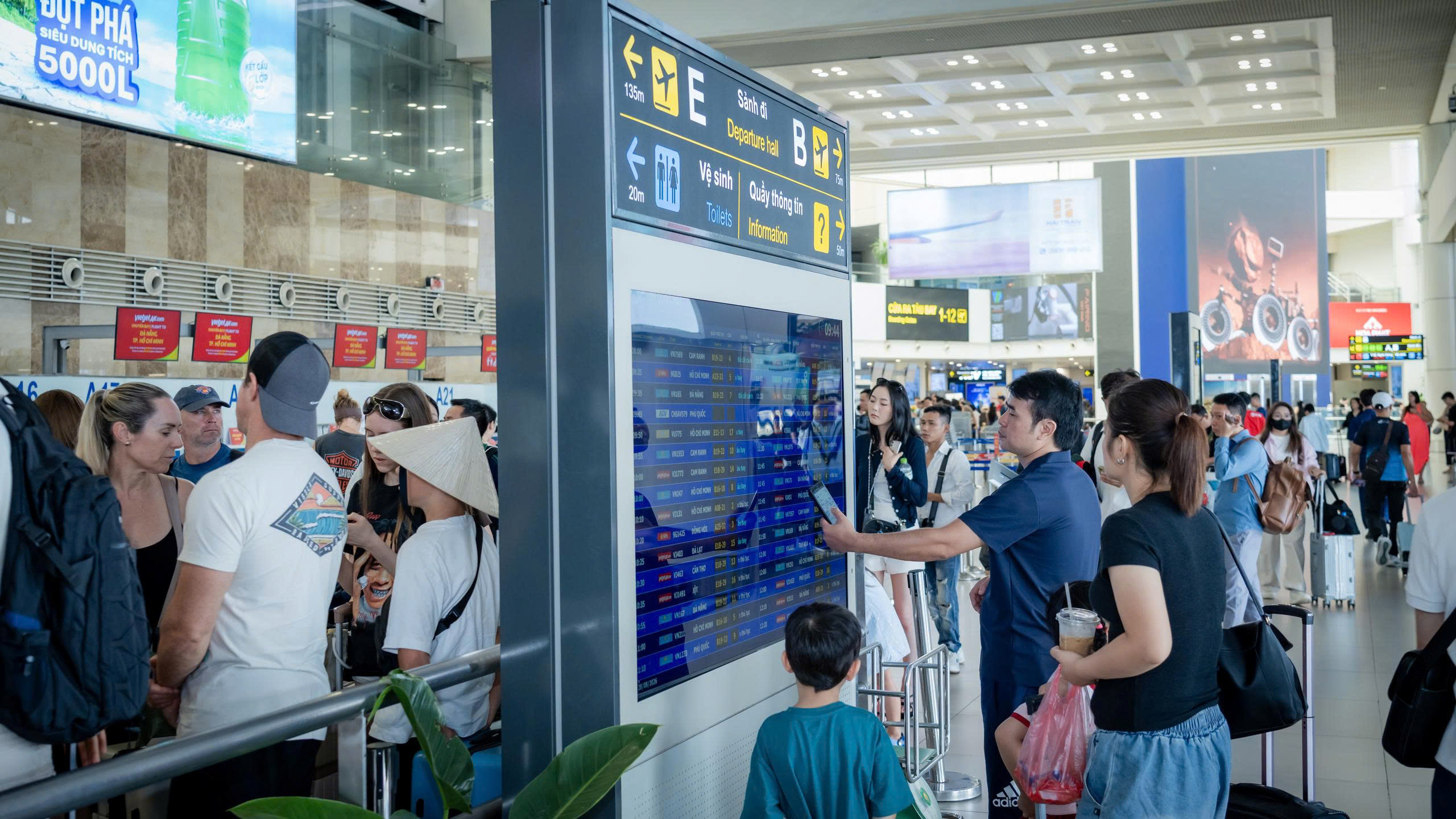 z8203430756560f72dd17fd70c4a13fad6d8e84058bbf7-17879151969041577154021 Nội Bài thông thoáng bất ngờ trong ngày cao điểm đông khách nhất kỳ nghỉ lễ 2/9- Ảnh 2.