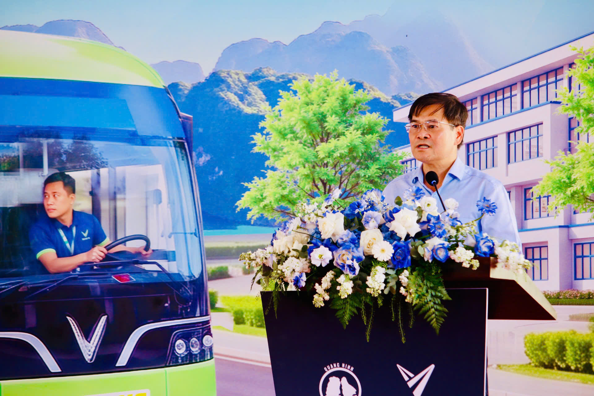 Quảng Ninh khai trương xe buýt điện miễn phí đưa đón học sinh đến trường- Ảnh 2.