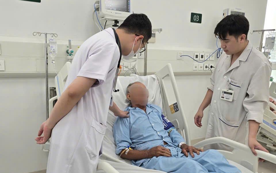 Ngủ sai tư thế, người đàn ông 40 tuổi bị đột quỵ- Ảnh 2.