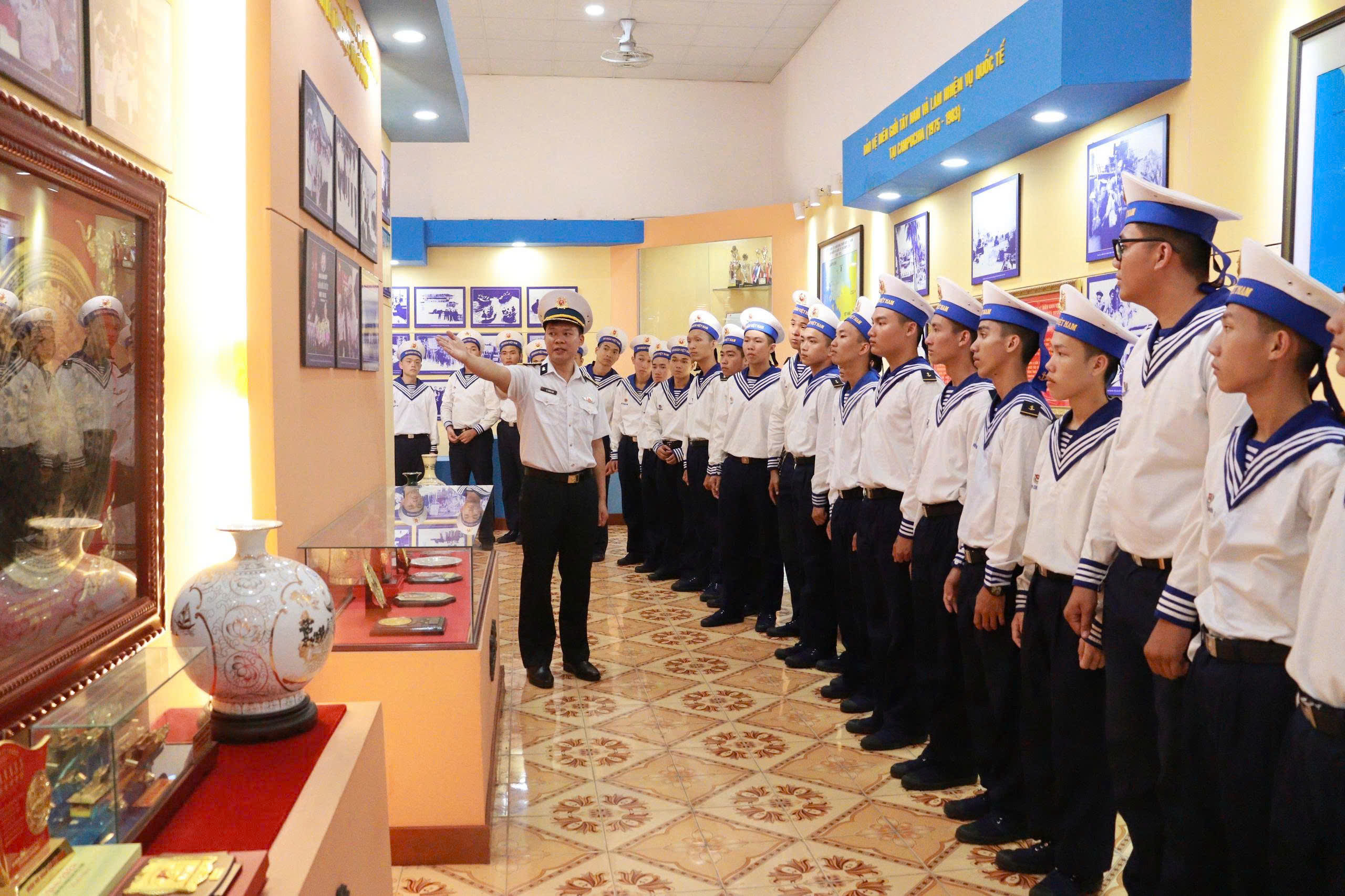 Khí thế mừng Quốc khánh tại Vùng 4 Hải quân - Ảnh 2.