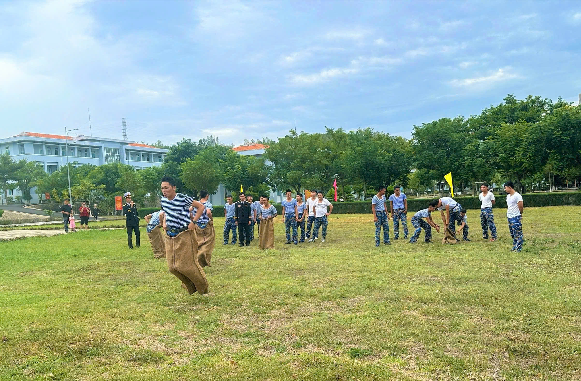 Khí thế mừng Quốc khánh tại Vùng 4 Hải quân - Ảnh 3.
