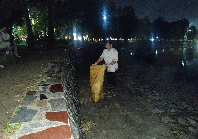 Một số hình ảnh công nhân vệ sinh, dọn dẹp và thu gom rác sau màn pháo hoa rực rỡ tại Công viên Thống Nhất.
