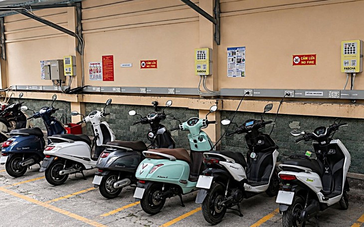 Khói lửa bốc lên tại khu nghỉ trưa của khách tham quan ở Green Park Phù Đổng- Ảnh 1.