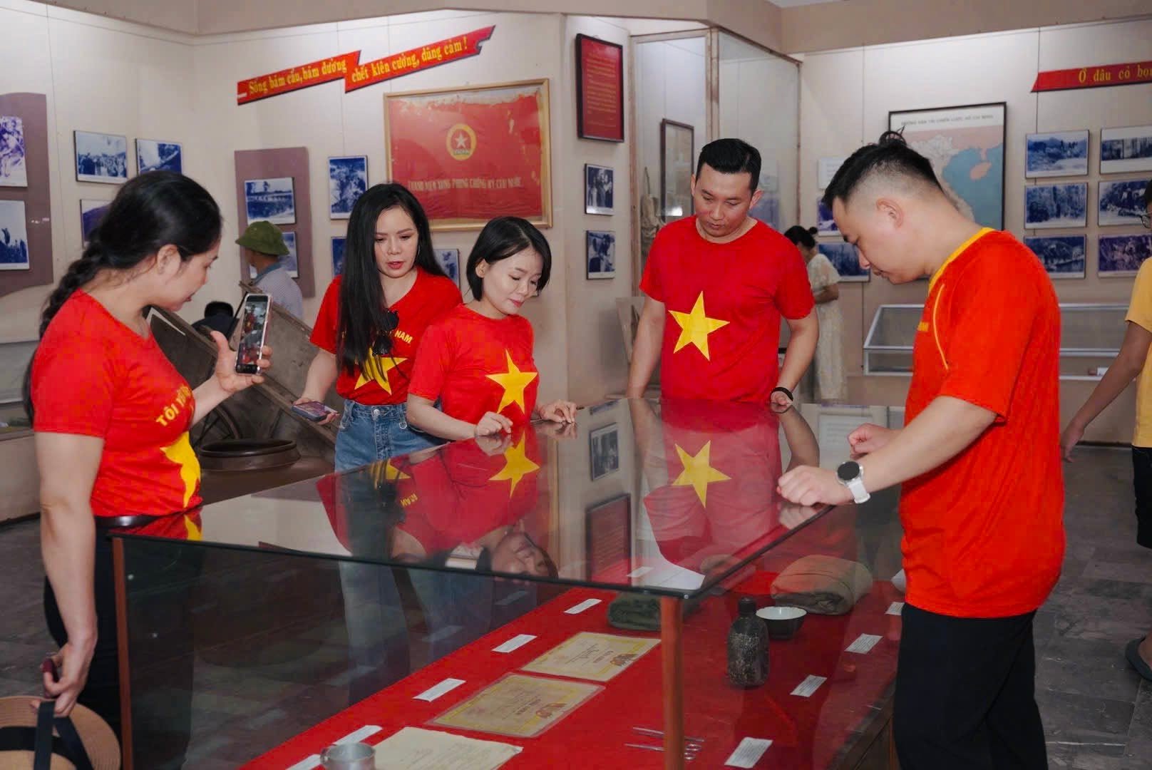 Dòng Người Đổ Về Ngã Ba Đồng Lộc Trong Ngày Lễ Quốc Khánh