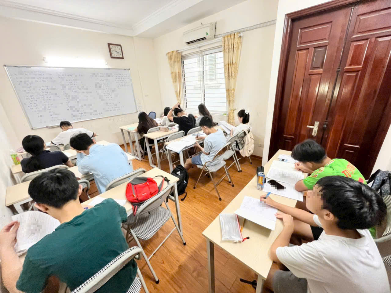 Dạy thêm cho chính học sinh mình đang dạy: luật nói gì và cách trường, giáo viên nên ứng xử