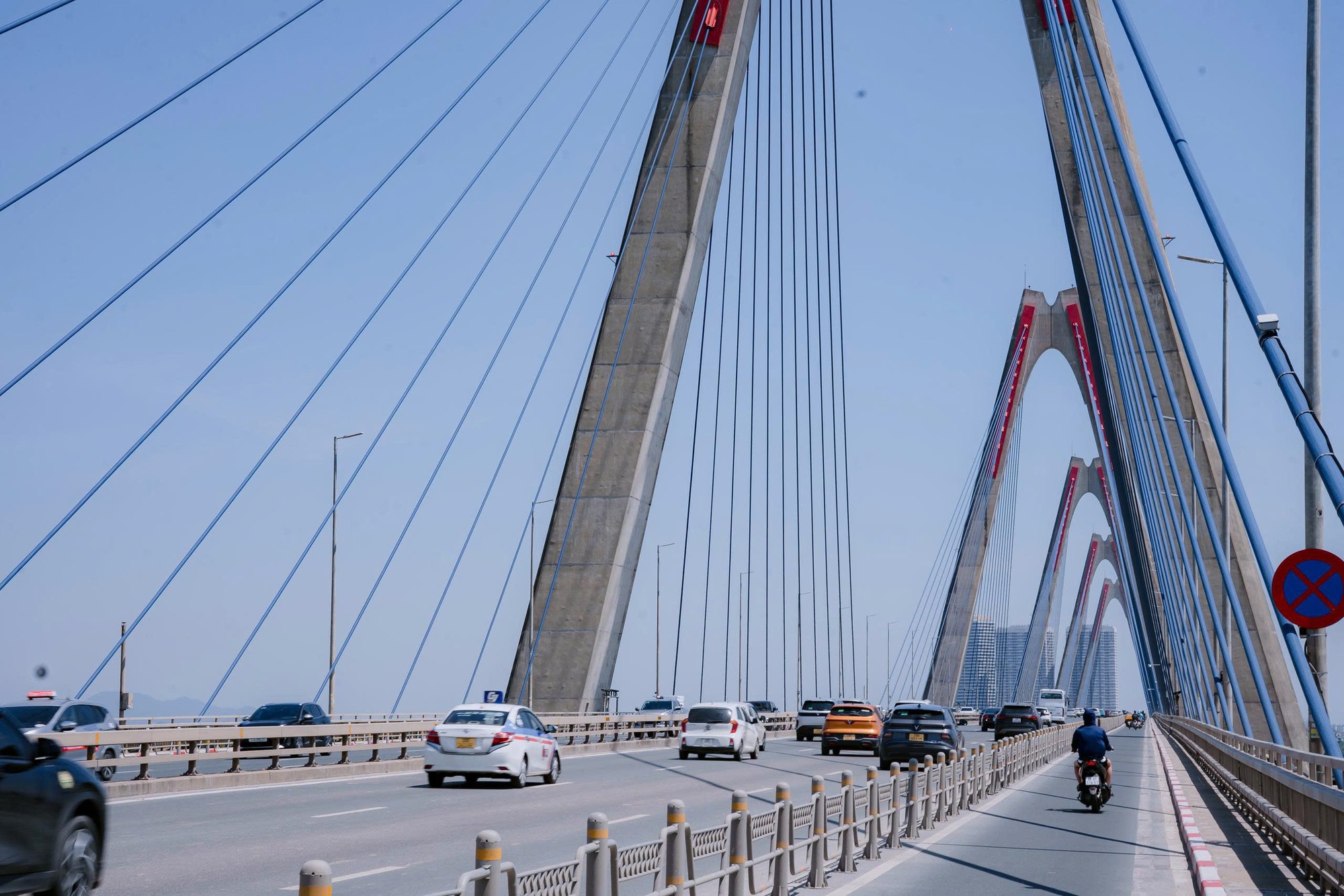 Tăng Cường An Toàn Giao Thông Trên Cầu Nhật Tân: Những Điều Cần Biết