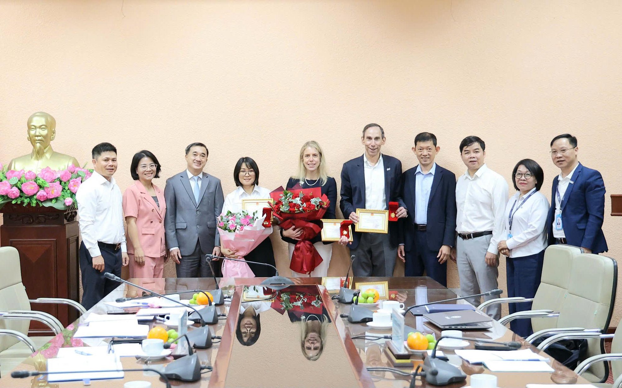Bộ trưởng Bộ Y tế Đào Hồng Lan và Đại sứ Hoa Kỳ tại Việt Nam ký Ghi nhớ hợp tác về y tế - Ảnh 6.