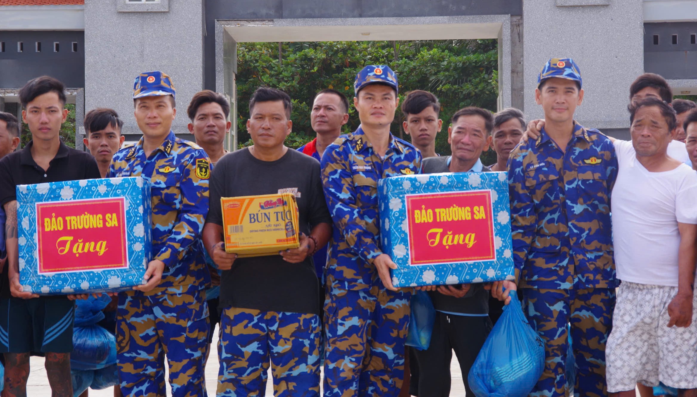 dan-2-1788252346322143260509 Bàn giao 32 ngư dân gặp nạn trên biển để đưa về đất liền- Ảnh 2.