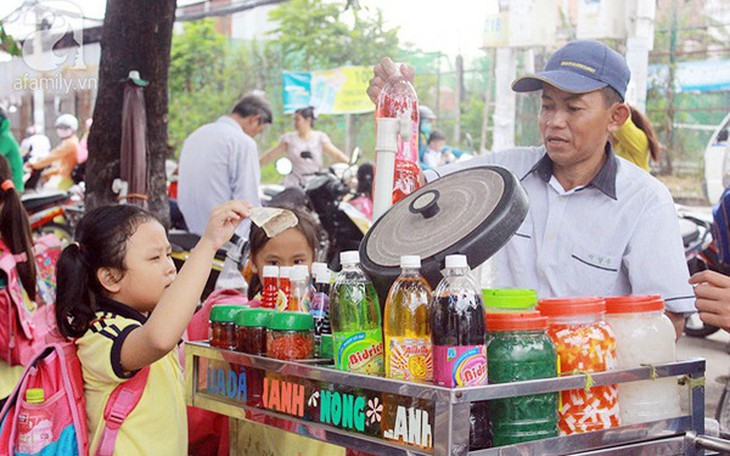 Nói không với đồ ăn vặt không rõ nguồn gốc trước cổng trường - Ảnh 2.