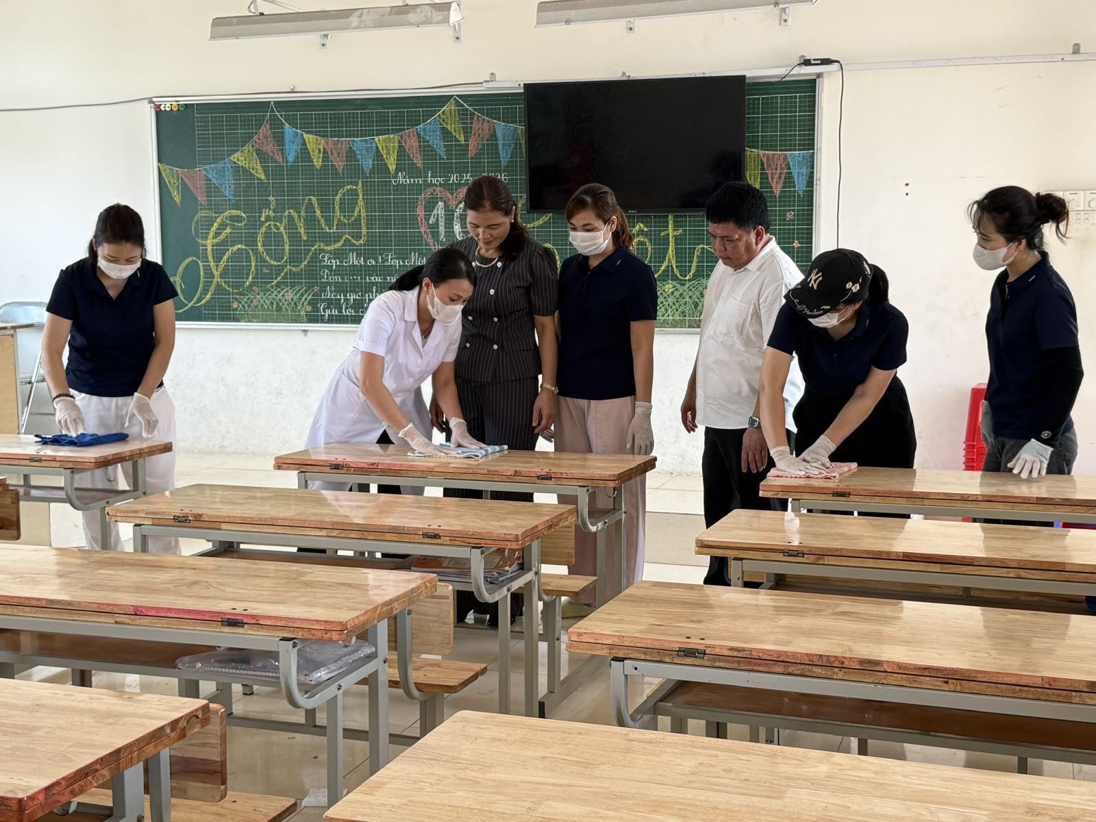 Trước ngày khai giảng, các trường học ở Hà Nội chặn dịch bệnh ngay từ cửa lớp- Ảnh 1.
