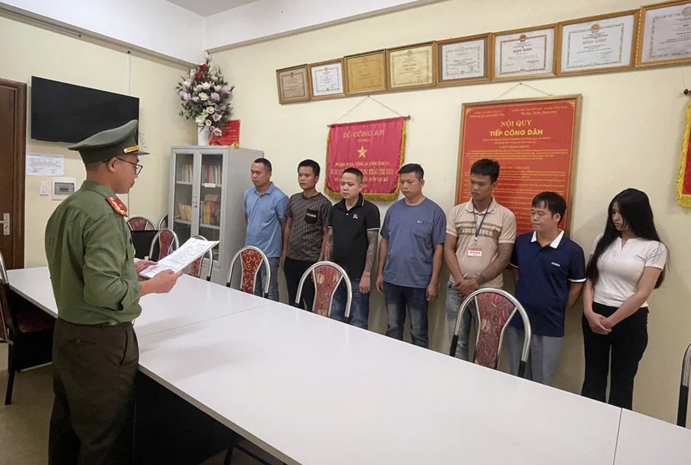Khởi tố  bị can 7 người livestream bán xô cát đãi vàng- Ảnh 1.