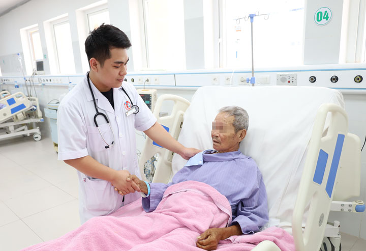 Cùng lúc nhồi máu cơ tim, thủng dạ dầy, bác sĩ chạy đua cứu người bệnh - Ảnh 1.