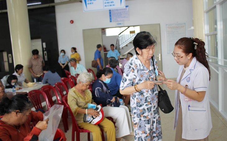 Người gieo những nhịp cầu yêu thương từ ký ức nghèo khó- Ảnh 4.