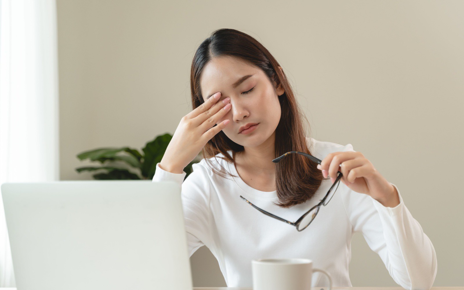 Khô mắt ở người cao tuổi: nguyên nhân, biểu hiện và cách chăm sóc thực tế