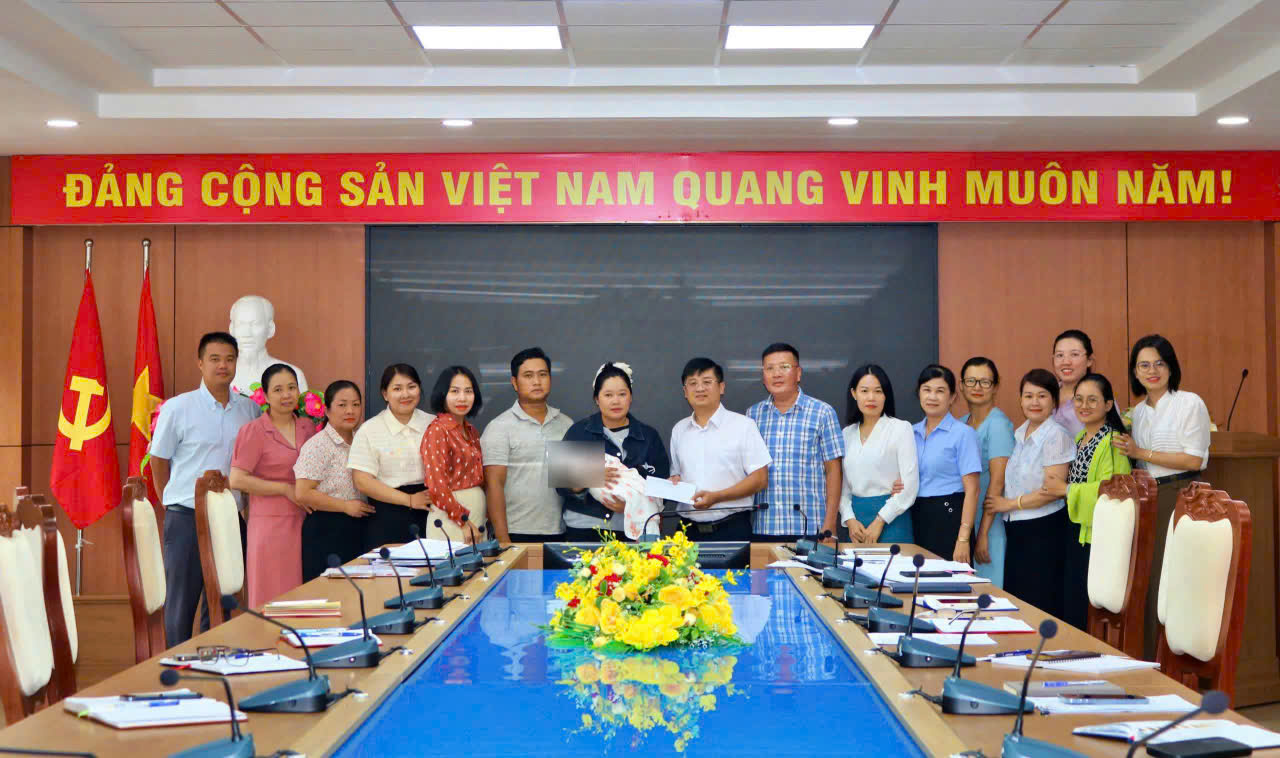 nuoi-1-1788571813968589187058 Sau hơn 10 ngày bị bỏ rơi, bé gái sơ sinh đã có mái ấm mới- Ảnh 1.