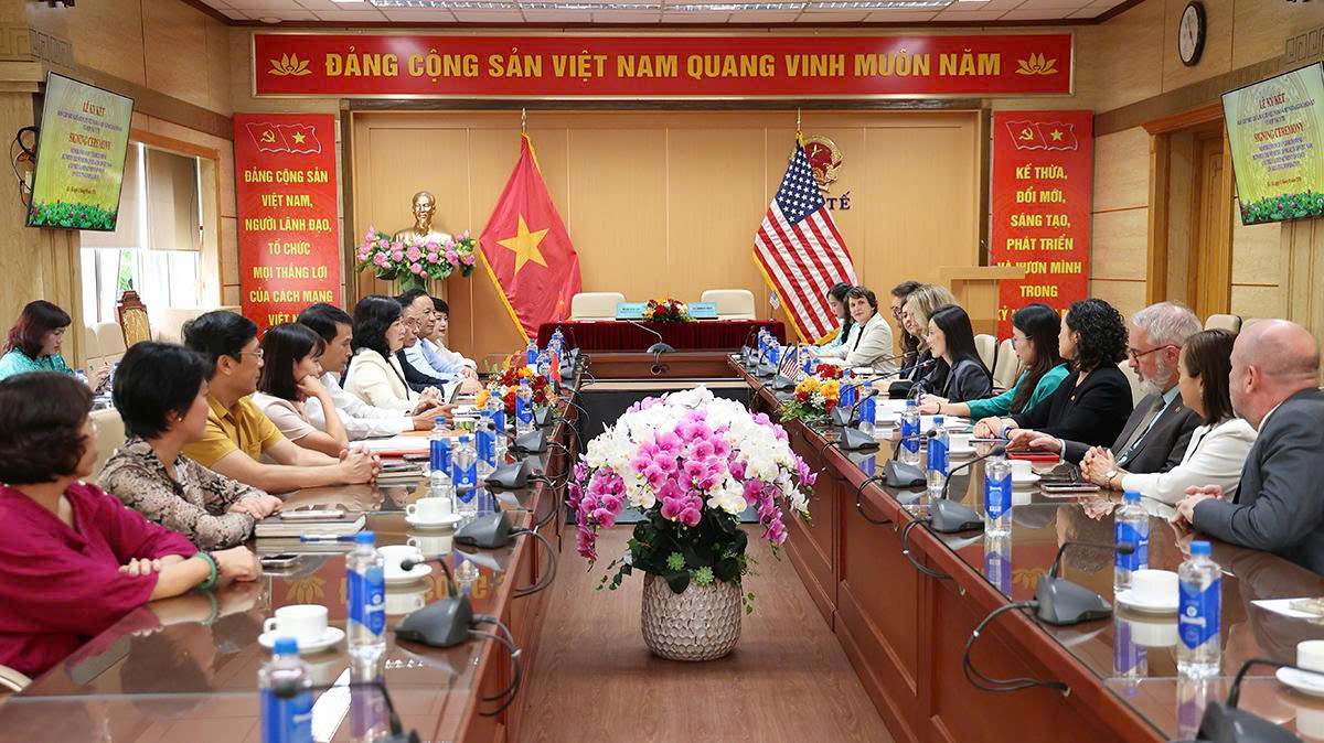 Bộ trưởng Bộ Y tế Đào Hồng Lan và Đại sứ Hoa Kỳ tại Việt Nam ký Ghi nhớ hợp tác về y tế - Ảnh 4.