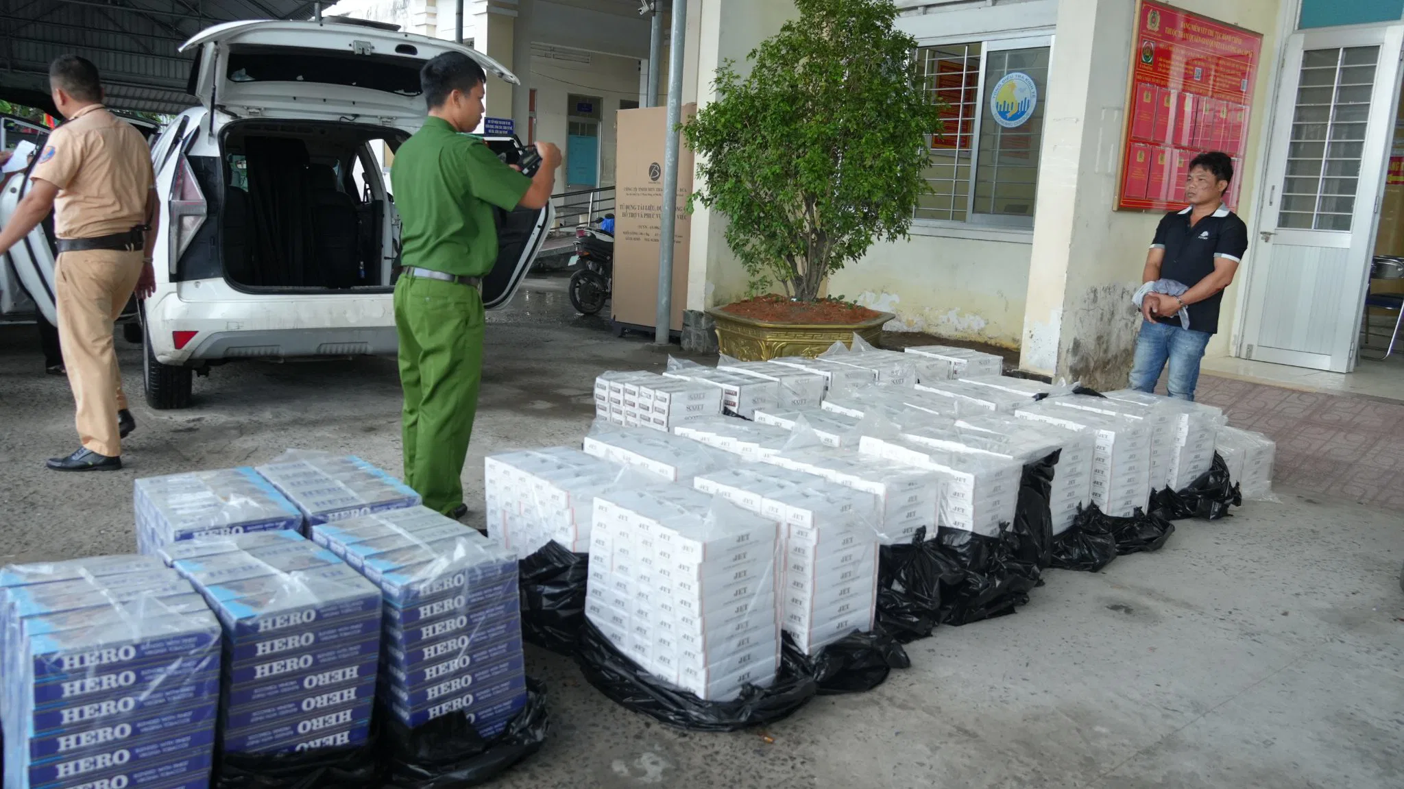 Vứt xe bỏ chạy, Vũ Ngọc Hận khai chở 15.500 bao thuốc lá nhập lậu- Ảnh 1.