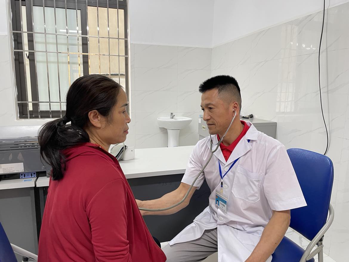 Đề xuất phụ cấp 80% để thu hút nhân lực y tế về vùng khó khăn- Ảnh 1.